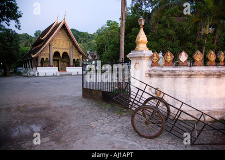 äußere Tor der Tempel Wat Xiengmouane Vajiramangalaram & montieren Phu Si hinter mit, dass Chomsi an seiner Spitze in Luang Prabang Laos Stockfoto