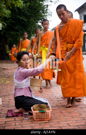 Einheimische Frauen geben Mönchen in Luang Prabang Laos Reis Almosen Stockfoto