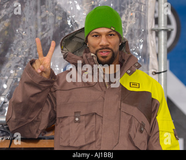 Grammy Award Winning Rapper gemeinsame geben einen Frieden unterzeichnen bei den 2007 ESPN Winter X-Games 11 Snowboard Slopestyle-Siegerehrung Stockfoto