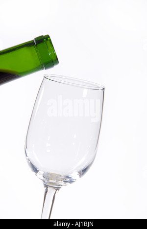 Blutrote Wein in ein Glas klaren Wein zu schlürfen, während der Happy hour Stockfoto