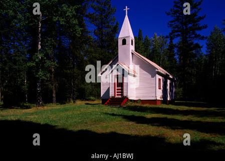 Kleine hölzerne Dorfkirche inmitten einer Lichtung am Alaska Highway in der Nähe von Prophet River, Northern BC, British Columbia, Kanada Stockfoto