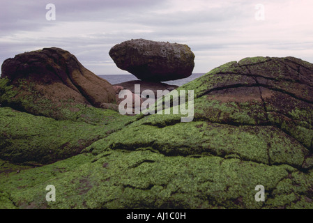 Haida Gwaii (Queen Charlotte Islands), Northern BC, British Columbia, Kanada - "Balance Rock" in der Nähe von Skidegate auf Graham Island Stockfoto