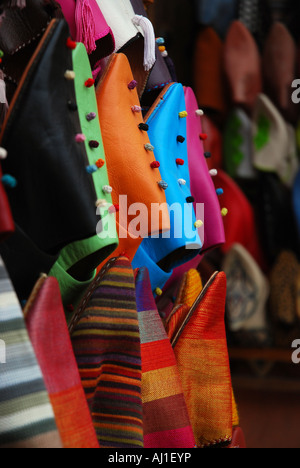 Detail der traditionellen bunten Leder Pantoffeln genannt Babouches in einem Geschäft in Souq Smata in Marrakesch, Marokko Stockfoto