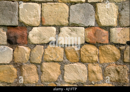 Alte Steinmauer von der Grenze eines Schlosses aus dem 18. Jahrhundert Stockfoto