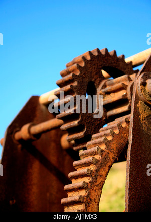 Ein rostiges Eisen Handwinde vor blauem Himmel Stockfoto