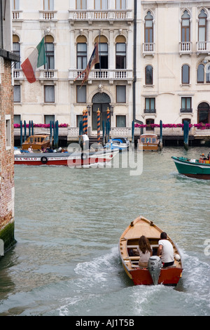 Paar im kleinen Boot mit Außenbordmotor, der Canal Grande Venedig Italien Stockfoto