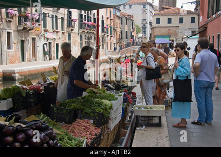 Menschen kaufen Sie frisches Obst und Gemüse vom Händler auf Boot vor Anker am Rio De La Toletta Dorsoduro Viertel von Venedig Italien Stockfoto