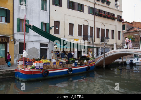 Frisches Obst und Gemüse Verkauf Boot vor Anker am Rio De La Toletta in der Dorsoduro-Viertel von Venedig-Italien Stockfoto