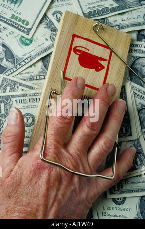 Mann s hand in Mausefalle Stockfoto