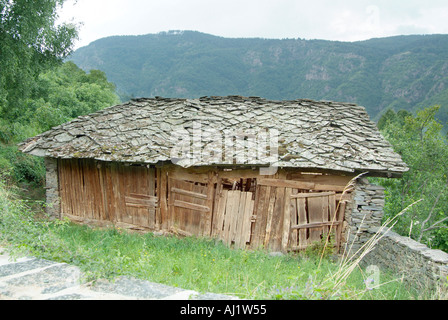 Holzlager Schuppen Stein Schindeldach Bulgarien Peoples Republik Narodna Republika Bulgariya Balkanhalbinsel Europe Stockfoto