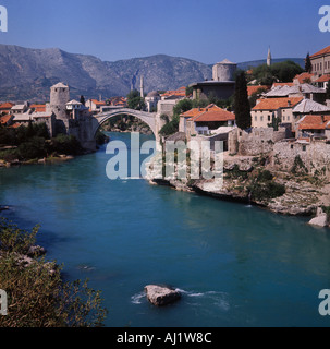 Die klassische original alten gewölbten Stein Brücke mit alten Wachturm auf linken Seite auf Mostar vor den 1980er Jahren-Jugoslawien-Konflikt Stockfoto