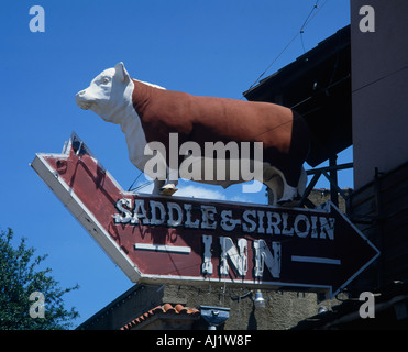 Großes Modell braun weißen Stier stehend Restaurant Schild am Fort Worth Stockyards Historic District im Gegenzug Street Texas U S A Stockfoto