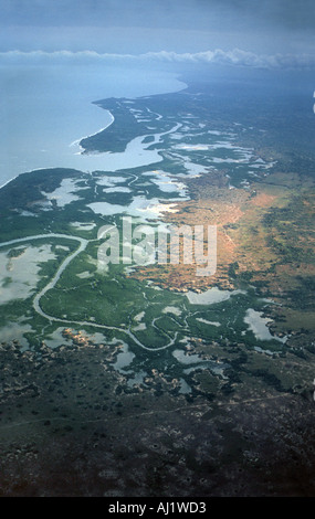 Luftbild von der tansanischen Küste in der Nähe von Mchungu Feuchtgebiete gegenüber Mafia Island indischen Ozean Tansania E Afrika Stockfoto