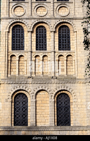 Romanische Fenster und blinde arcading auf dem C12th-Turm in Bury St Edmunds Suffolk East Anglia UK Stockfoto