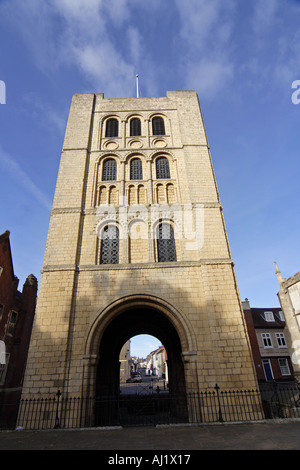 C12th romanischen Turm neben St Edmundsbury Kathedrale Bury St Edmunds Suffolk East Anglia UK Stockfoto