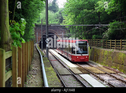 Tramlink-Triebwagen verlässt keine 2549 Woodside Tunnel läuft auf dem Trassee der Woodside & South Croydon Railway eröffnete im Jahre 1885 Stockfoto