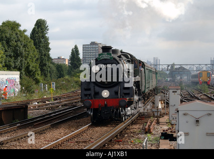 Klasse 5 Lok schleppen die Kathedralen Express in Clapham Junction Stockfoto