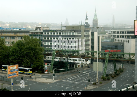 Wuppertaler Schwebebahn Busbahnhof und Monorail Stockfoto