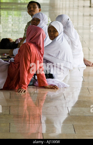 Muslimische Frauen in einer Studiengruppe im Inneren Istiqlal Moschee Jakarta Java Indonesien Stockfoto