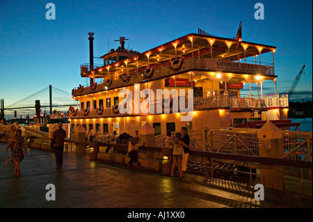 Georgien Königin Tretboot in der Dämmerung am dock Side Hafen von Savannah Georgia Vereinigte Staaten von Amerika Stockfoto