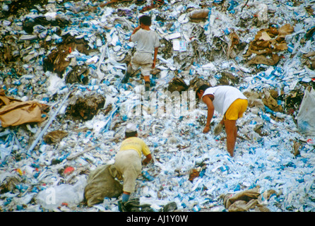 Menschen, die nach Müll in Manilla Stadt Müllkippe Stockfoto