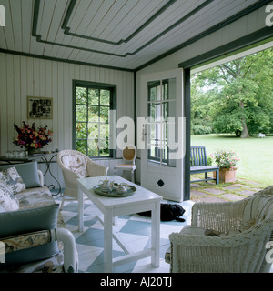 Blick von einer hölzernen Gartenhaus Blick auf Wiese im Garten eines historischen deutschen herrschaftlichen Hauses. Stockfoto