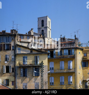 Eine klassische französische Stadt Szene aus einer Masse von eng gruppierten Hochhäuser mit abgenutzten Fensterläden Grasse im Süden Frankreichs Stockfoto