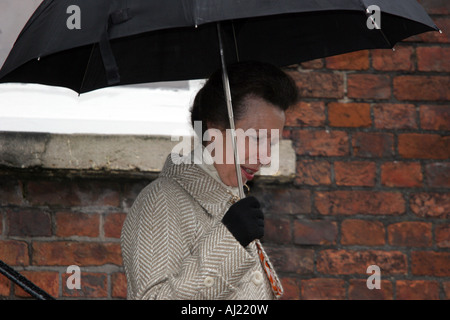 Ihre Königliche Hoheit Prinzessin Anne, Prinzessin Royal Unterstände unter einem Regenschirm in Poole am 10.09.2007 Stockfoto