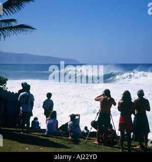 Gruppe von Zuschauern Surfer auf riesigen brechende Welle am Waimea Bay North Shore Insel Oahu Hawaii Stockfoto