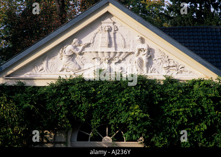 Äußere kunstvollen Detail am Giebel eines Gebäudes in der historischen Stadt von Bad Driburg, Deutschland Stockfoto