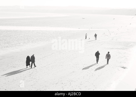 Ruhestand paar filey Strand entlang in North Yorkshire England Rente Lebensversicherung Beerdigung Kosten Annutties tot de Stockfoto