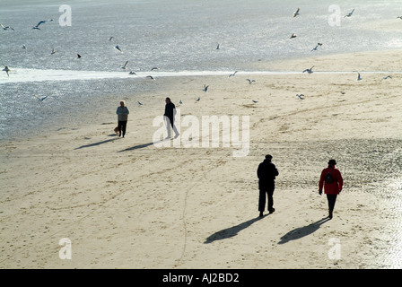 Ruhestand paar filey Strand entlang in North Yorkshire England Rente Lebensversicherung Beerdigung Kosten Annutties tot de Stockfoto