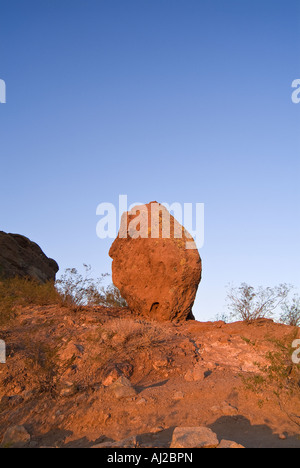 Einsamer Boulder Rock am Berg Hügel Stockfoto