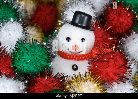 Schneemann ruht in einem Ball aus farbigen Zug warten auf Weihnachten Stockfoto