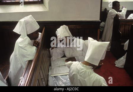 Religiöse Erziehung Teenager lernen die Schriften während eines ganztägigen Gottesdienstes kennen. 1990er Jahre 1993 Bruderschaft des Kreuzes und des Sterns London Stockfoto