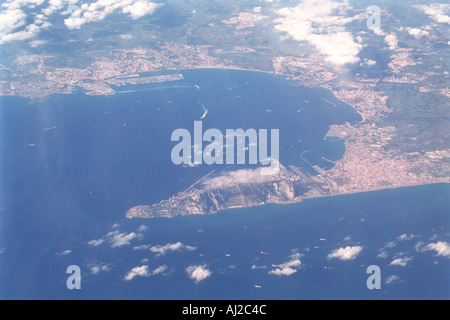 Felsen von Gibraltar und der spanischen Küste um 2007. Luftaufnahme des Flughafens von Gibraltar, der Bucht von Gibraltar, der Städte La Linea de la Conception 2000s Stockfoto