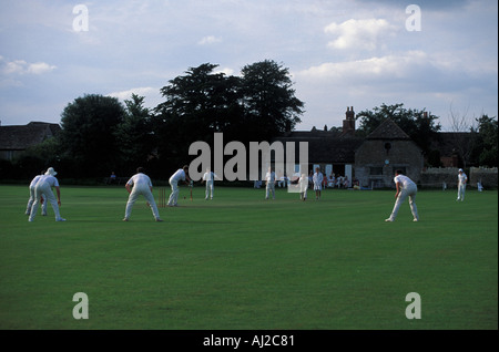 Village Cricket Match, Lacock, Wiltshire, England, Großbritannien Stockfoto