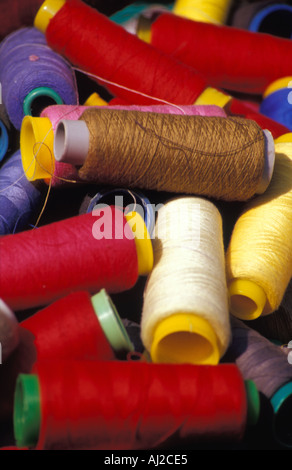 Nahaufnahme von einem Haufen von bunten Spulen des Gewindes in Rangun Markt, Birma Stockfoto