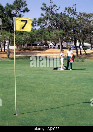 Vale do Lobo Golfplatz Algarve Portugal die berühmte 7th Siebtes Loch auf dieser beliebten Küstenlage Modell freigegeben Golfer Stockfoto