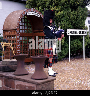 Gretna Green die alte Schmiede Shop Ehe Rooms Piper spielt Dudelsack Stockfoto