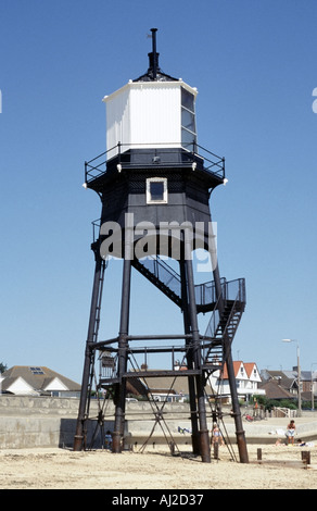 Dovercourt Essex blauer Himmel am gusseisernen Leuchtturm, der am Sandstrand erbaut wurde, um die im nahe gelegenen Harwich, das heute in England überflüssig ist, zu ersetzen Stockfoto