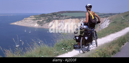 Modell freigegeben junge Frau Radfahrer Touren Isle Of Wight stoppt, um Aussicht auf Alaun-Bucht an einem heißen Sommertag zu genießen Stockfoto