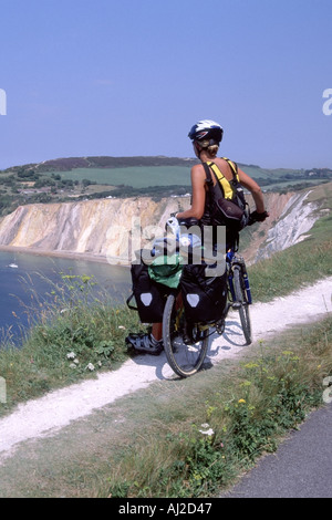 Modell freigegeben junge Frau Radfahrer Touren Isle Of Wight stoppt, um Aussicht auf Alaun-Bucht an einem heißen Sommertag zu genießen Stockfoto