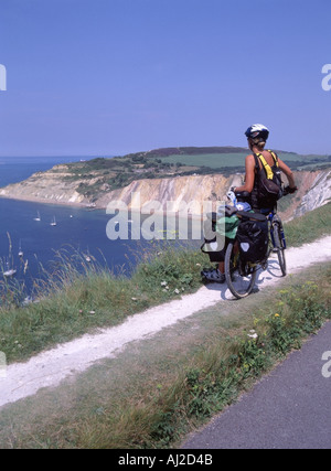 Modell freigegeben junge Frau Radfahrer Touren Isle Of Wight stoppt, um Aussicht auf Alaun-Bucht an einem heißen Sommertag zu genießen Stockfoto