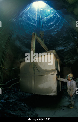 USA-Maryland-Arbeiter schiebt Dreck Eimer in Position im u-Bahn-Tunnelbau unter Wheaton Stockfoto