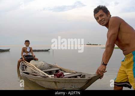 Vater und Sohn den Kopf ab für einen Tag Angeln ihre ausgegraben Kanu auf dem Rio Tapajos, einem Nebenfluss des Amazonas Stockfoto