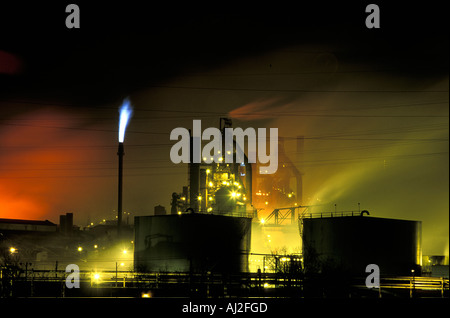 USA-Indiana-Gasfackeln und Federn von Dampf und Rauch Woge von Steel Works in industriellen Stadt Gary in der Nacht Stockfoto