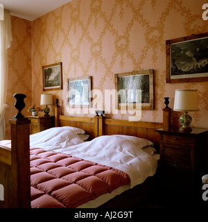 Schlafzimmer mit biedermeier-Twin-Bett und gemusterte Tapeten in historischen deutschen Herrenhaus Stockfoto