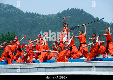 Kung Fu Schüler ihre Fähigkeiten auf den Tourismus anzeigen zeigen im Shaolintempel, Provinz Henan, China. Stockfoto