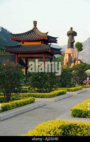 Ein Pavillon und Kung-Fu-Denkmal im Shaolintempel, die Wiege des Kung Fu Kampfkunst, Provinz Henan, China Stockfoto